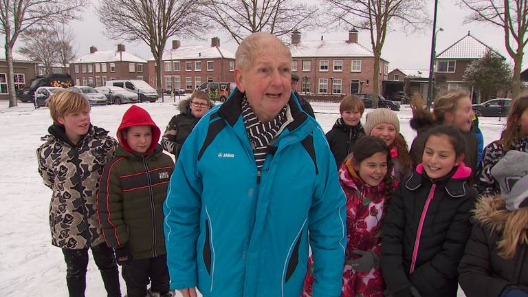 IJsmeester Jules Broens met de kinderen van de Mariaschool in Bladel. (foto: Omroep Brabant).