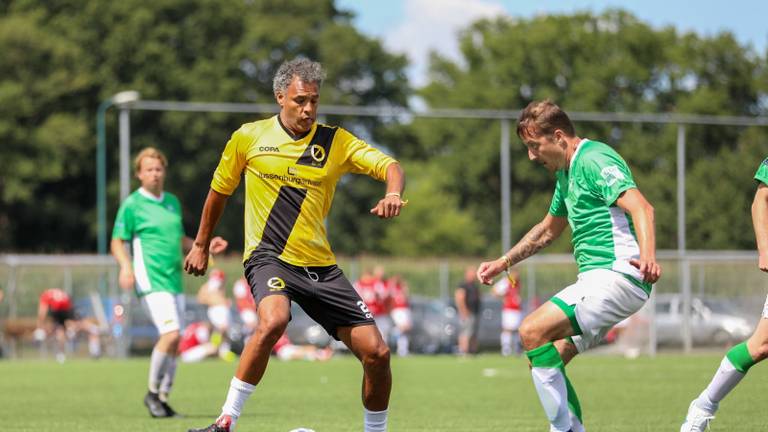 Oud-speler Pierre van Hooijdonk in actie tijdens de NOAD Cup (foto: B-side Rats).