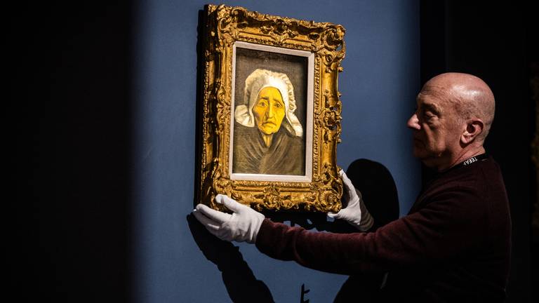 'Kop van een oude boerin met witte muts' wordt opgehangen voor de TEFAF, de jaarlijkse kunst- en antiekbeurs in Maastricht (foto: ANP 2024/Rob Engelaar).