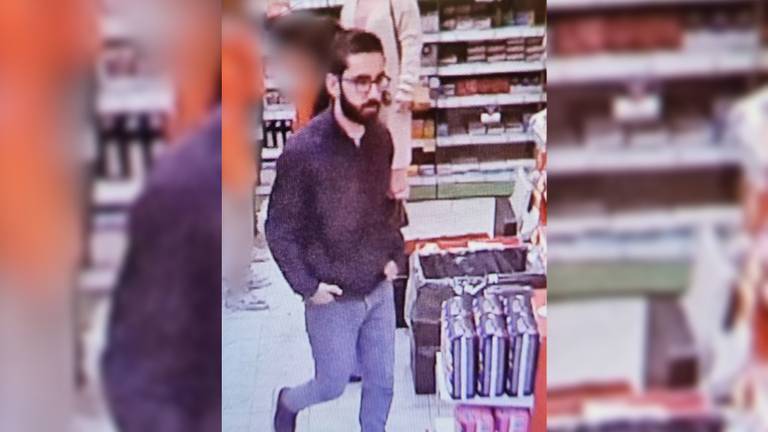 De man die zich misdroeg in een Kruidvat-filiaal in Veldhoven (foto: politie.nl).
