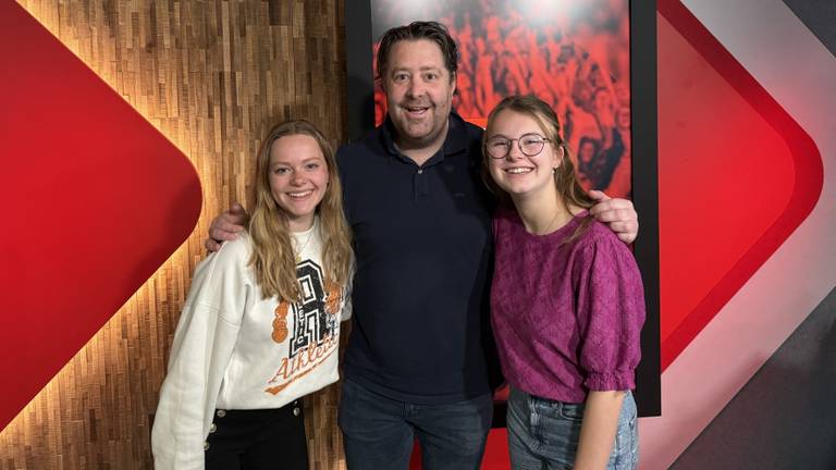 Radiopresentator Koen Wijn met Lena (links) en Julia.