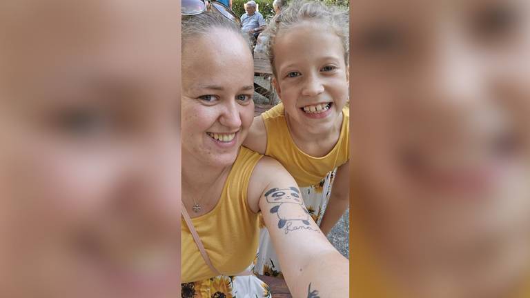 Sanne en haar dochter met de tattoo (privéfoto).