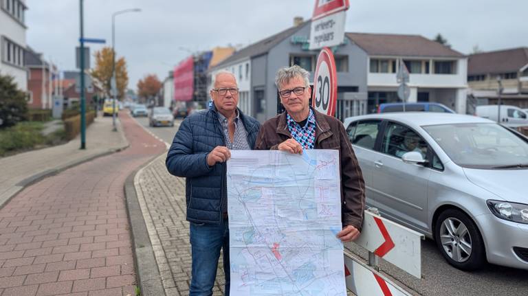André Huitink en Bart Berbers (rechts) van de Actiegroep Spoorplan (foto: Ferenc Triki).