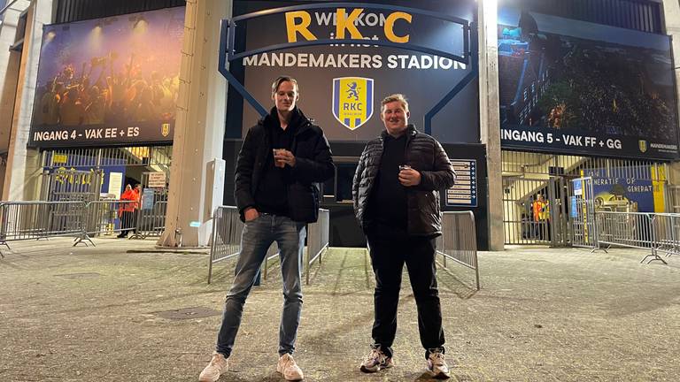 Samen met hun vriend Roel keuren Jesper (links) en Mateusz de broodjes in alle stadions.