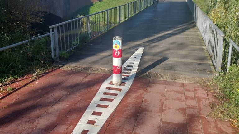 De wit geribbelde markering op de straat en de kleur van het paaltje zijn nodig om fietsers te waarschuwen (foto: Fietsersbond Den Bosch)