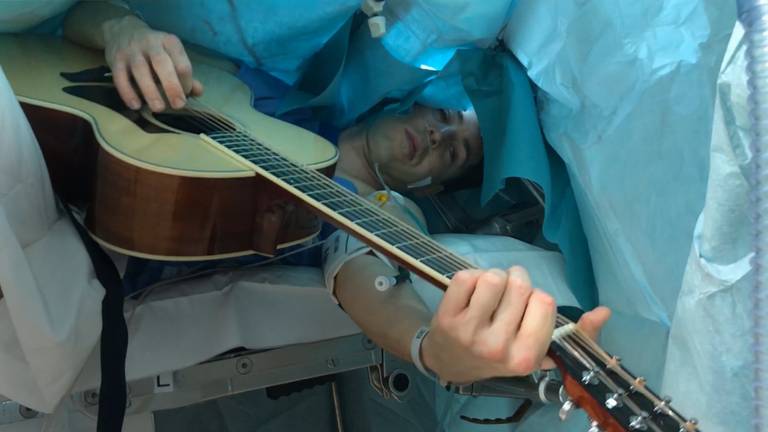 Jelle speelde gitaar terwijl hij geopereerd werd (Foto: Erasmus MC).