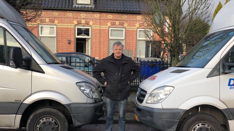Karel Dictus blokkeerde met zijn vrachtwagens de bushalte (foto: Omroep Brabant).