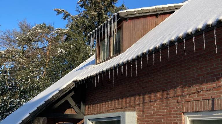 Met de zon op het dak willen de ijspegels wel groeien in Sterksel (fotoMaarten Hansson).