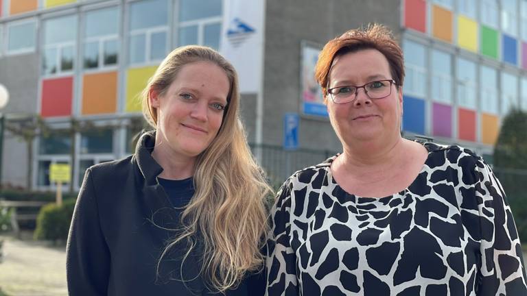 Linda en Bianca komen in actie tegen sluiten Merletcollege in Mill (foto: Jos Verkuijlen).