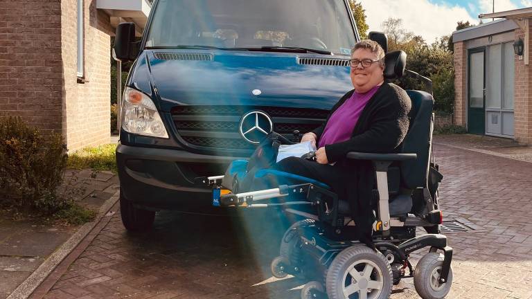 Esther bij haar nieuwe rolstoelbus (Foto: Renske Kock)