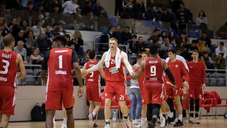 Menno Dijkstra (nummer 21) in het shirt van het Spaanse Girona (foto: Sergi Gerones).