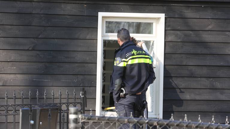 De politie bij het huis aan de Rijksweg in Helvoirt (foto: Bart Meesters).