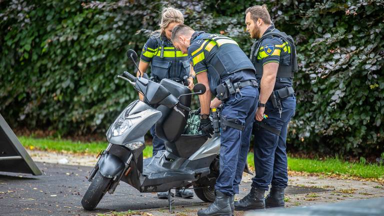 De scooter waarmee de daders zouden zijn gevlucht (foto: Christian Traets/SQ Vision).