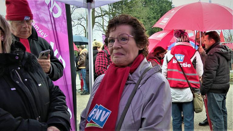 Dimphy Hermans werkt al 49 jaar bij Fokker Elmo in Hoogerheide. (foto: Raoul Cartens)