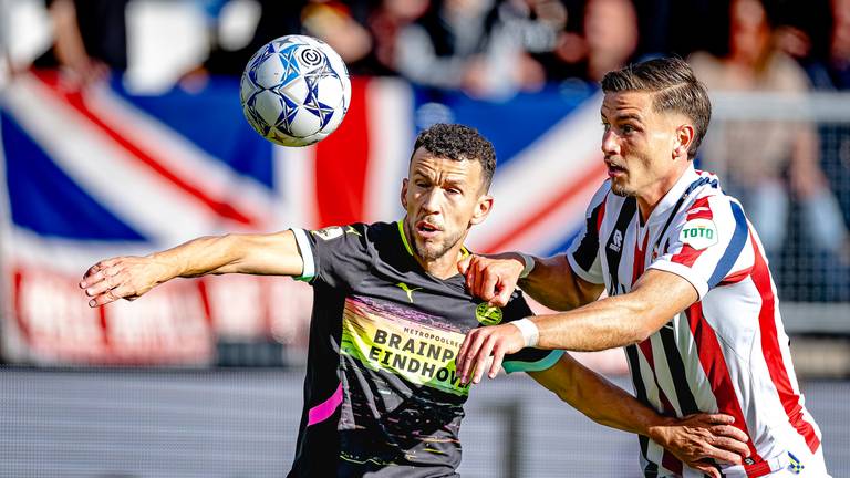 PSV'er Ivan Perisic (links) in duel met Rúna Thór Sigurgeirsson van Willem II (foto: Marcel van Dorst).