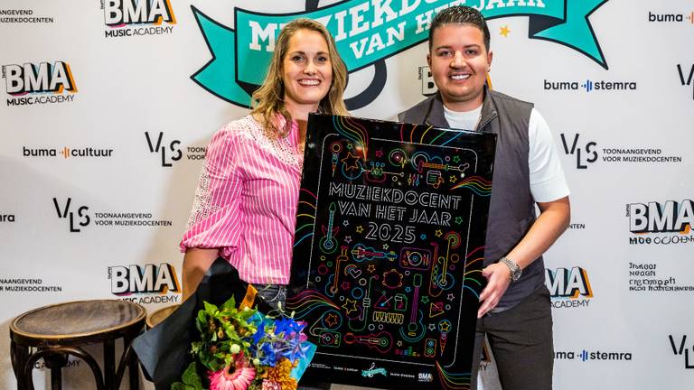 Ineke kreeg de award uit handen van zanger Marco Schuitmaker (foto: Marcel Krijgsman).