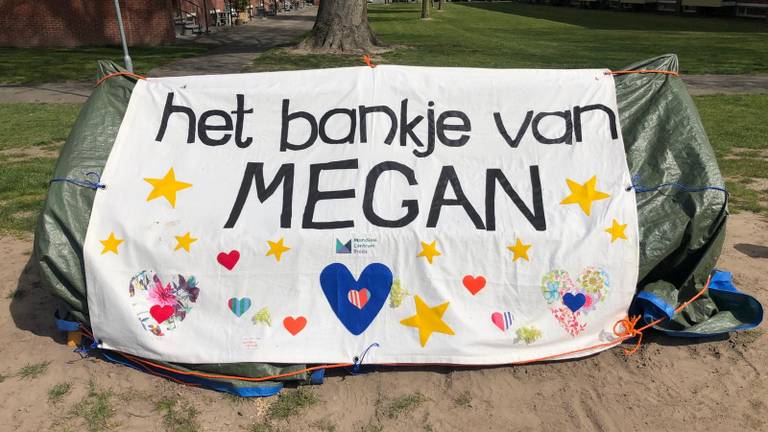 Het herdenkingsbankje van Megan voor de onthulling (foto: Omroep Brabant). 