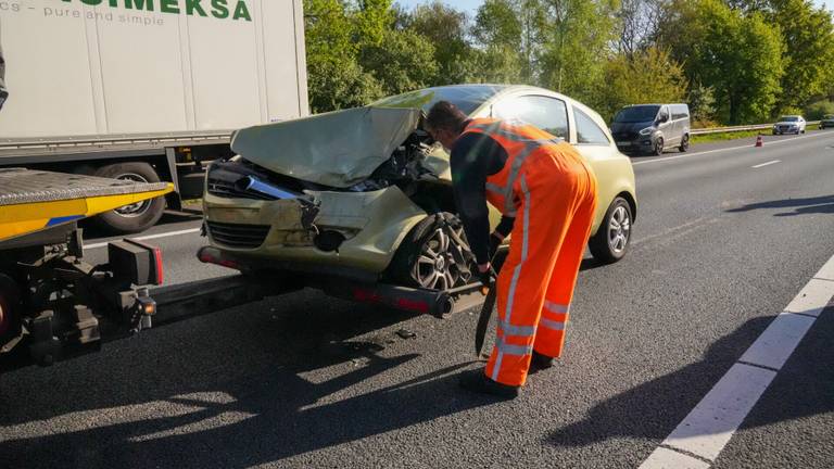 Een bergingsbedrijf werd opgeroepen om de beschadigde auto's van de A67 bij Leenderheide te halen (foto: Harrie Grijseels/SQ Vision).