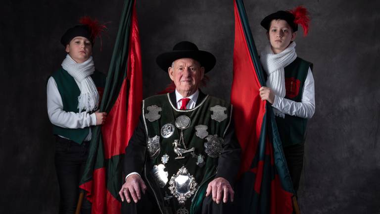 Gildeleden, oud en jong laten zich fotograferen voor: 'Trots op de Gilden' (foto Ida van Boekel) 