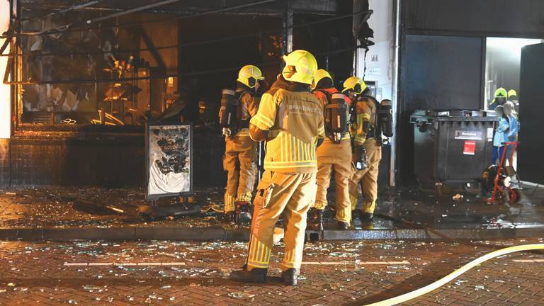 Explosie en brand verwoesten viszaak, bewoners appartementen geëvacueerd