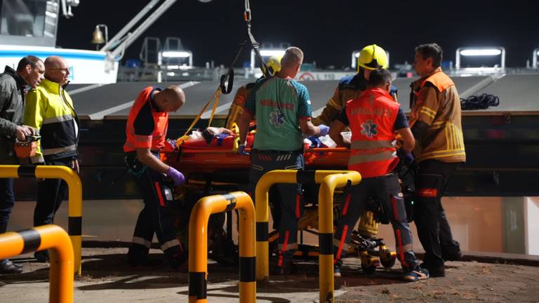 Twee mannen zwaargewond na val in ruim van schip (foto: Erik Haverhals / FPMB).