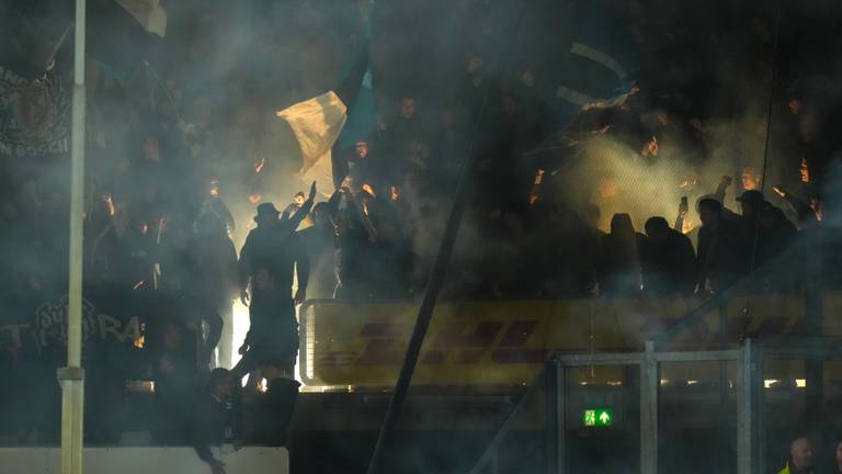 Het liep vrijdagavond uit de hand tijdens de wedstrijd tussen FC Den Bosch en Willem II (foto: Orange Pictures).