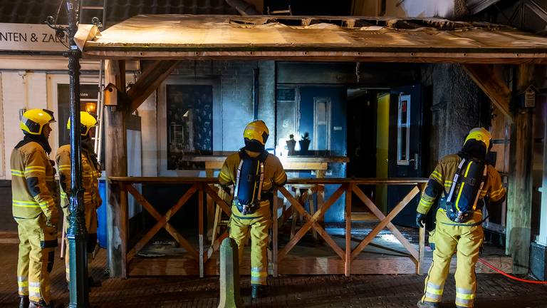 Brand in café na steekvlam bij voordeur, politie zoekt twee brandstichters