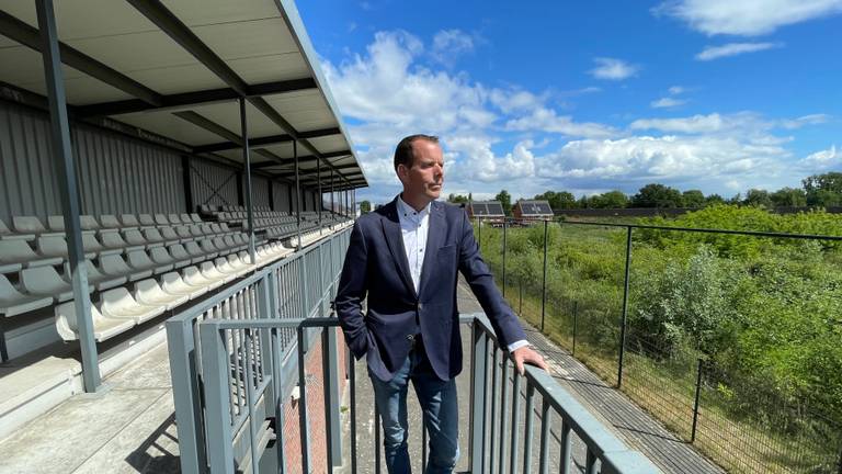 Joost Dorr kijkt naar de plek waar het hoofdveld had moeten liggen (foto: Rogier van Son).