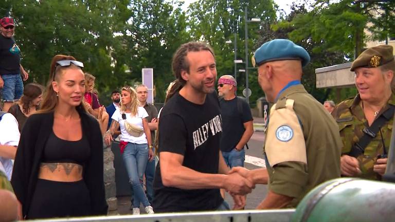 Demonstranten dragen boerenzakdoek tijdens protest tegen stikstofplannen