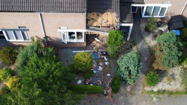 De ravage is groot na de vermoedelijke vergisaanslag bij het huis aan de Goedenrade in Den Bosch (foto: Bart Meesters/SQ Vision).