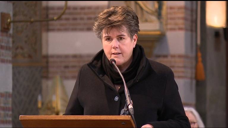 Ina Adema bij de herdenking van de Watersnoodramp.