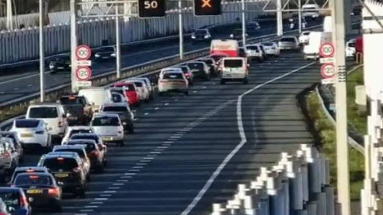 Het witte busje (rechts in beeld), dat zich tussen andere voertuigen wrong (foto: Rijkswaterstaat).