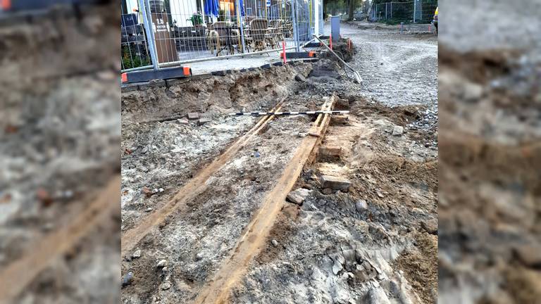 De oude rail voordat hij uit de grond werd geplaatst (Foto: Hanneke van Alphen).