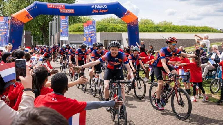 De kick of van La Vuelta Holanda bij de Citadel in Den Bosch