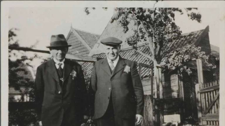 Abraham en Hartog Benjamins met Jodenster in Woudrichem 1942 (foto NIOD)