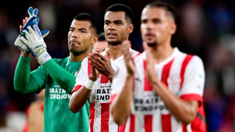 Cody Gakpo applaudisseert naar de PSV-supporters (foto: ANP/ Olaf Kraak).