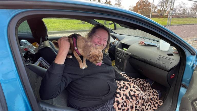 Tamara met hondje Pebbles in haar auto (foto: Rene van Hoof).