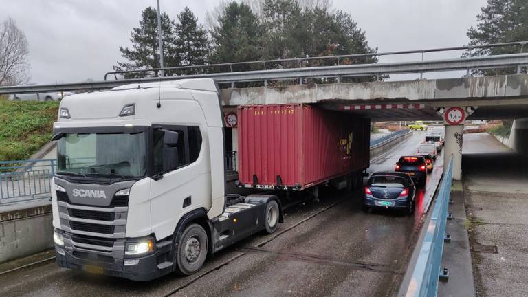 De vrachtwagen zit klem (foto: Iwan van Dun/SQ Vision).