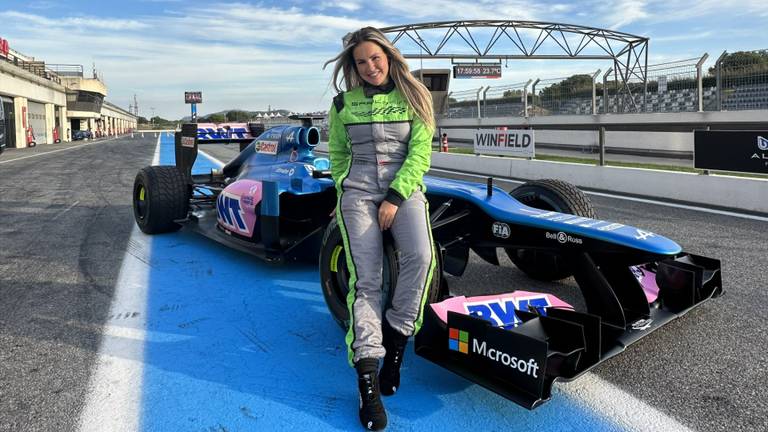 Stéphane is de eerste Nederlandse vrouw die in een Formule 1-auto rijdt