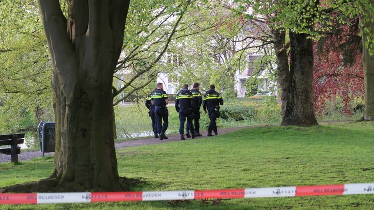 De vrouw mishandelde de boa in het Wilhelminapark in Breda (foto: Perry Roovers/SQ Vision).