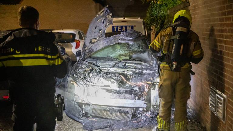 Van de auto aan de Oliemolen in Roosendaal bleef weinig over (foto: Christian Traets/SQ Vision).