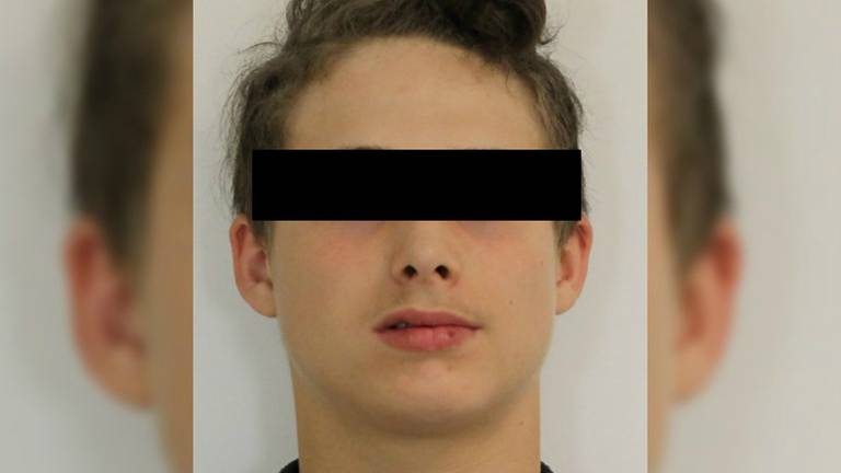 De foto van Van E. werd verspreid zonder balkje, maar hij is inmiddels opgepakt (foto: politie).