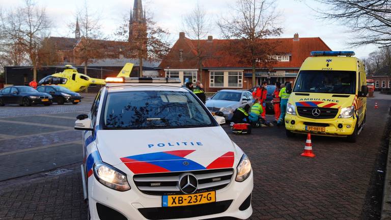 Meerdere hulpverleners werden na de aanrijding in Wanroij opgeroepen (foto: Saskia Kusters/SQ Vision).