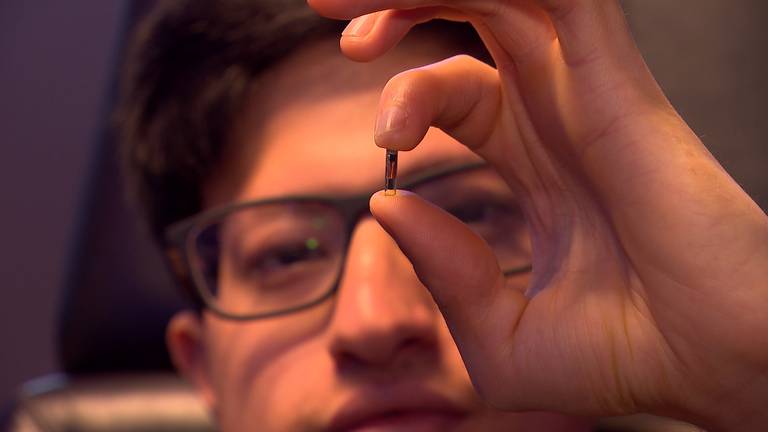 Joshua heeft een chip met medische gegevens onder zijn huid laten plaatsen
