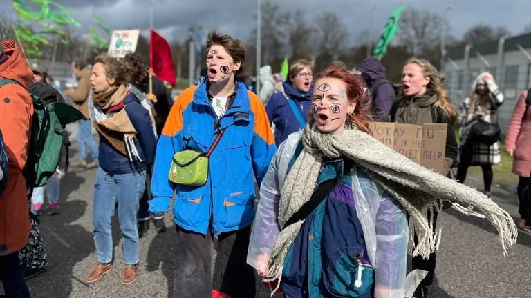 De demonstranten liepen later naar de andere kant van het vliegveld om de rest te steunen (foto: Rochelle Moes). 