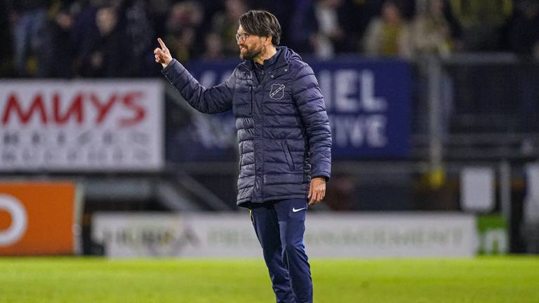 Trainer Peter Hyballa tijdens de derby NAC Breda - Willem II (foto: Orange Pictures).