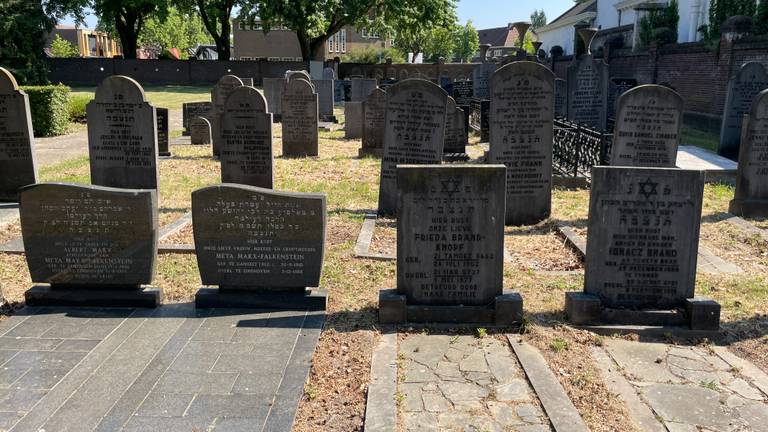 De joodse begraafplaats in Eindhoven is niet toegankelijk voor publiek (foto: Rogier van Son).