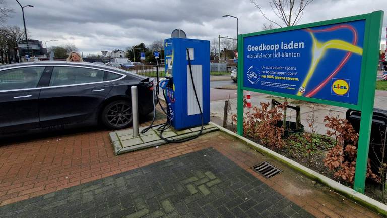 Laadpaal bij de Lidl (foto: Noël van Hooft)