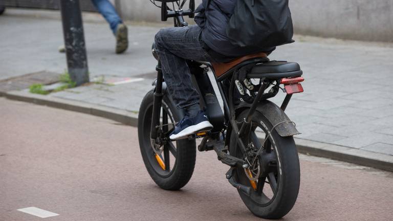 Fatbike in het verkeer (foto: Harold Versteeg/ANP).