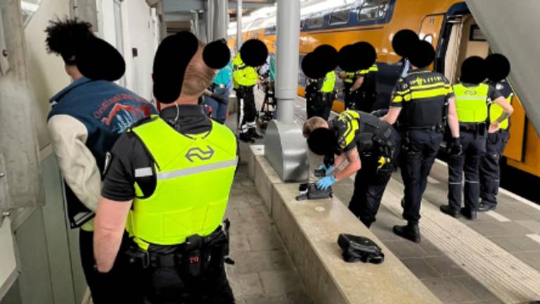 De 'slapende' pinpasdieven zijn aangehouden (foto: Instagram Veiligheid en Service Den Bosch).